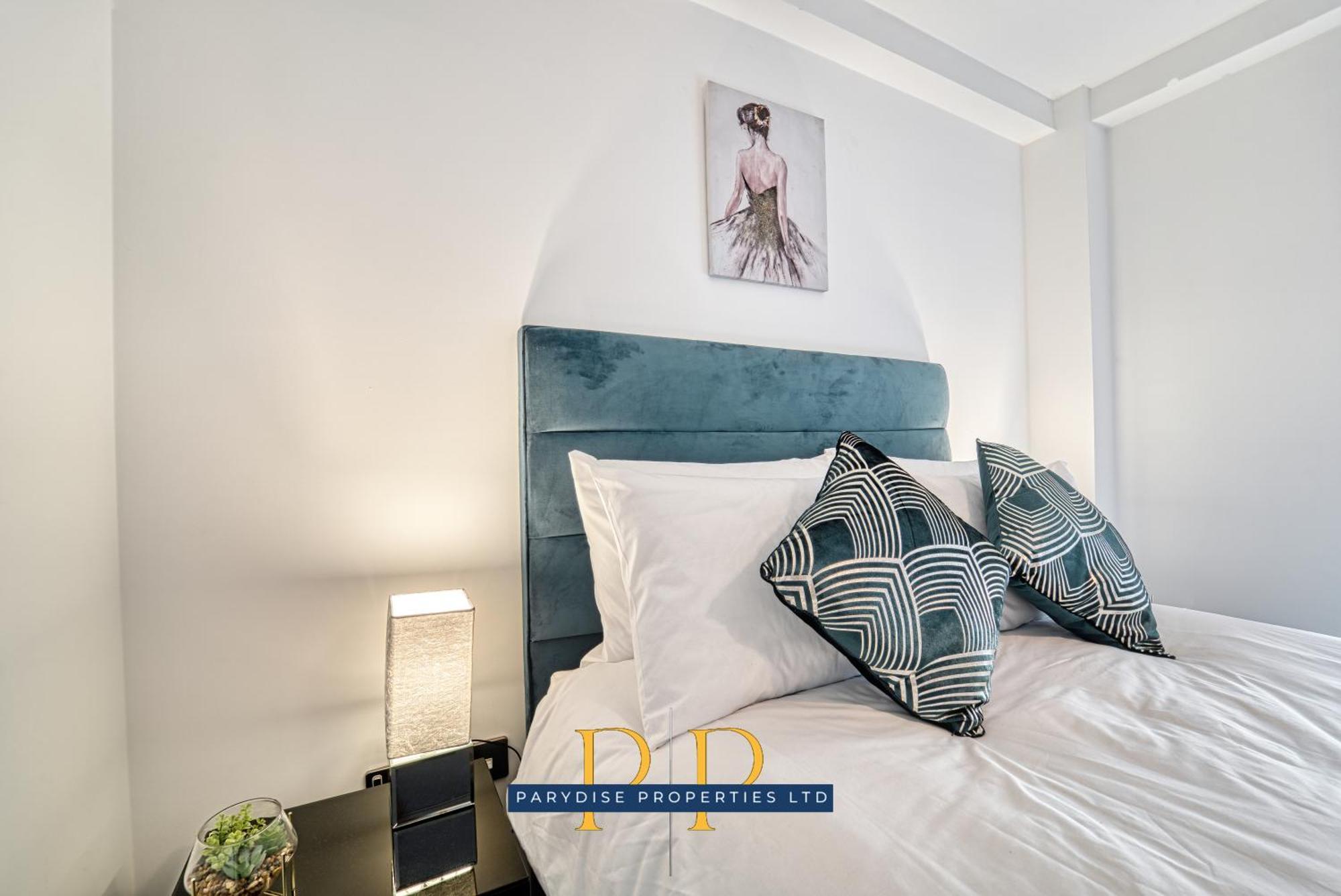 The Middlewood Plaza Suite - By Parydise Properties - Business Or Leisure Stays, Central Location, Sleeps 4, Salford Манчестер Экстерьер фото