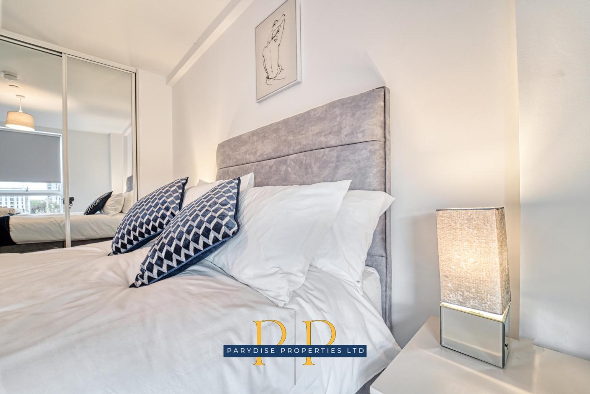 The Middlewood Plaza Suite - By Parydise Properties - Business Or Leisure Stays, Central Location, Sleeps 4, Salford Манчестер Экстерьер фото