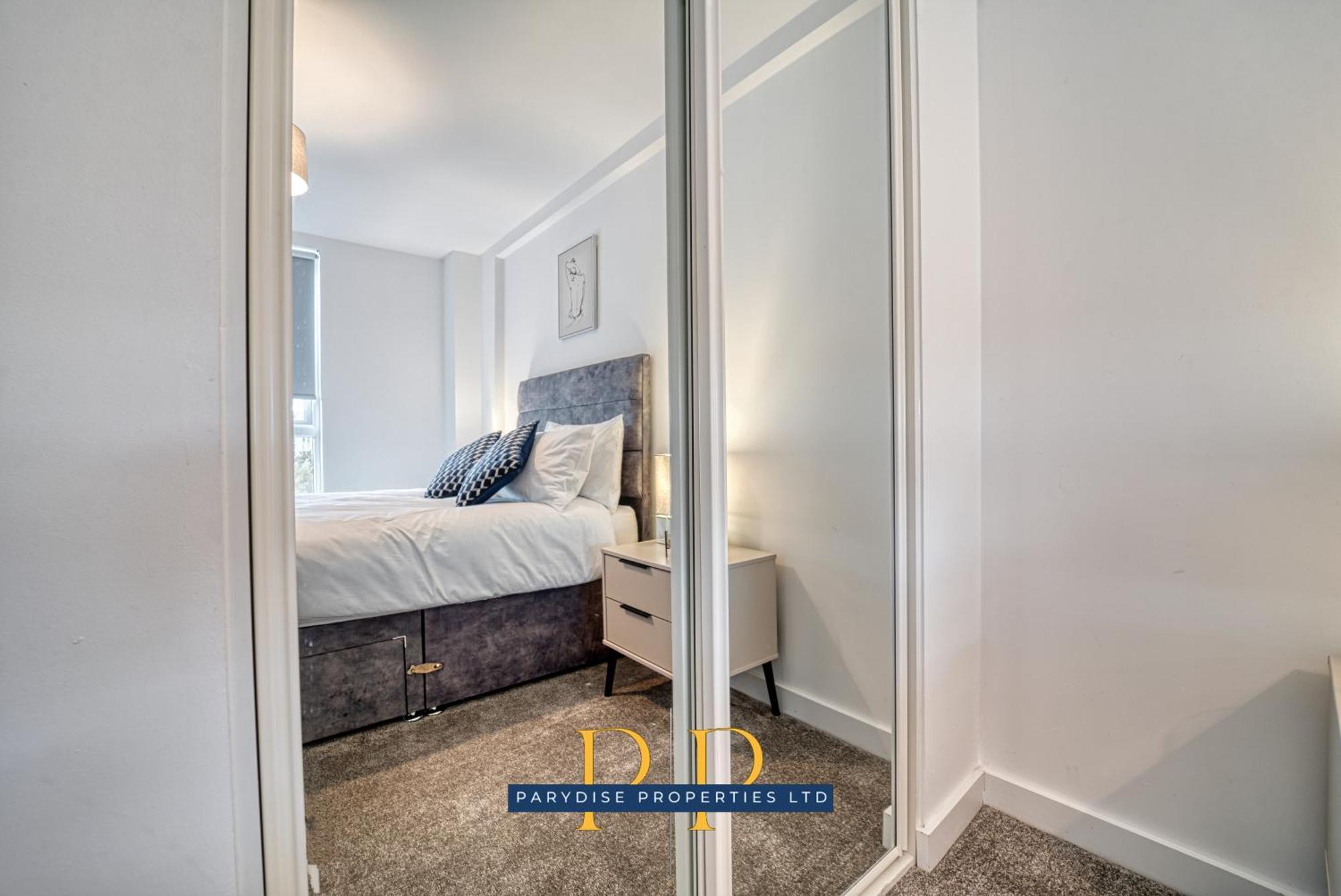 The Middlewood Plaza Suite - By Parydise Properties - Business Or Leisure Stays, Central Location, Sleeps 4, Salford Манчестер Экстерьер фото