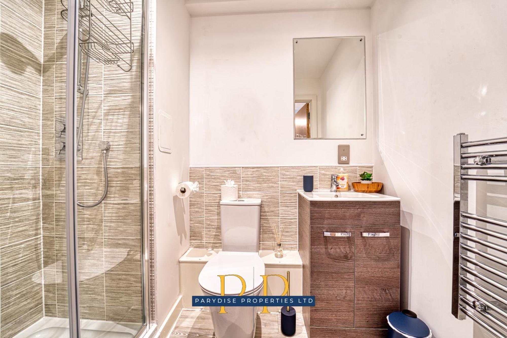 The Middlewood Plaza Suite - By Parydise Properties - Business Or Leisure Stays, Central Location, Sleeps 4, Salford Манчестер Экстерьер фото