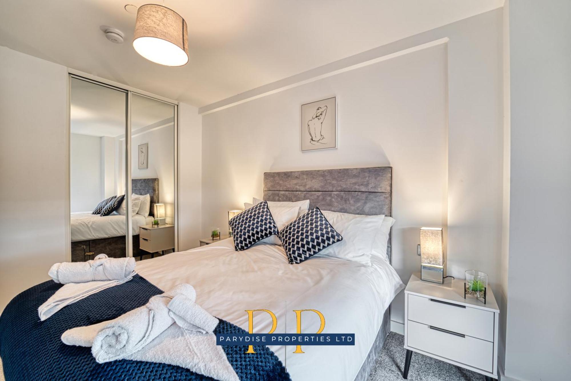 The Middlewood Plaza Suite - By Parydise Properties - Business Or Leisure Stays, Central Location, Sleeps 4, Salford Манчестер Экстерьер фото