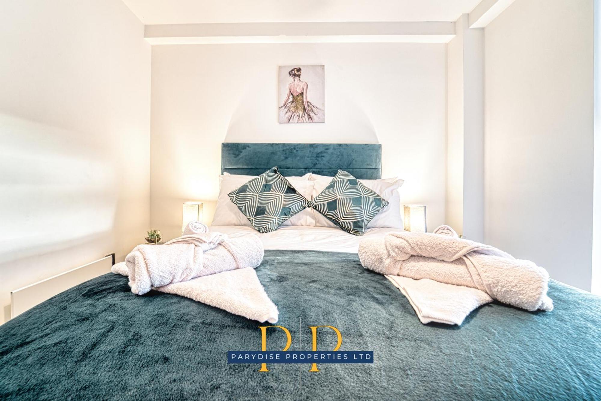 The Middlewood Plaza Suite - By Parydise Properties - Business Or Leisure Stays, Central Location, Sleeps 4, Salford Манчестер Экстерьер фото