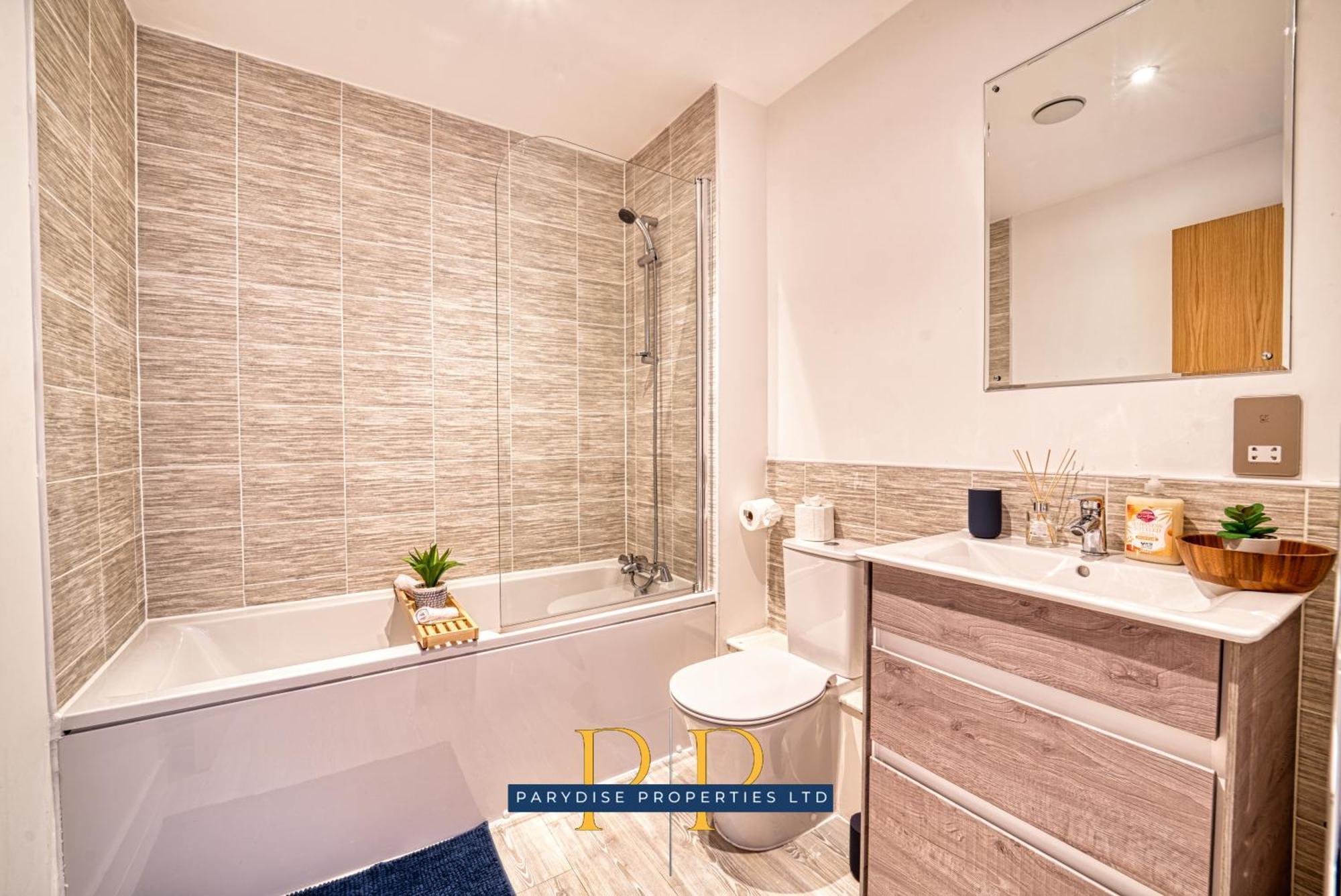 The Middlewood Plaza Suite - By Parydise Properties - Business Or Leisure Stays, Central Location, Sleeps 4, Salford Манчестер Экстерьер фото